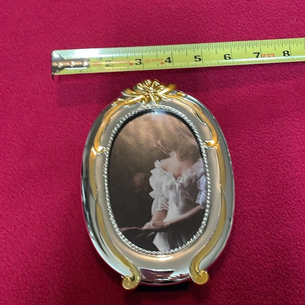 Photo frame heavy oval gold and silver tone for 3.5 “ x 5” pic